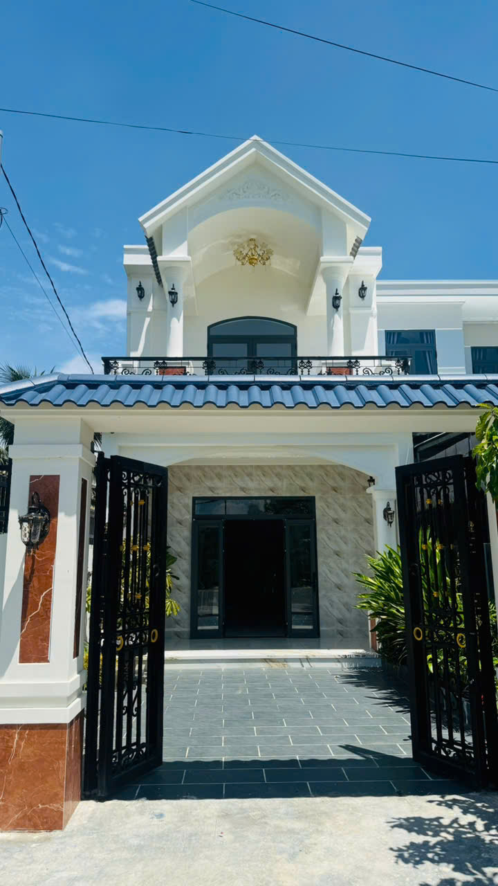 Nhà Mới Mái Ngói Mặt Tiền Kinh Doanh Buôn Bán - Sổ Hoàn Công ! Dt 114.5m2. Giá 3.280ty