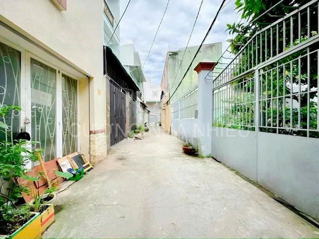 2 tầng đúc cạnh cầu Nguyễn Khoái (nối Quận 1); hẻm thông vuông vức; ngang 3,9m vuông vức; không quy hoạch