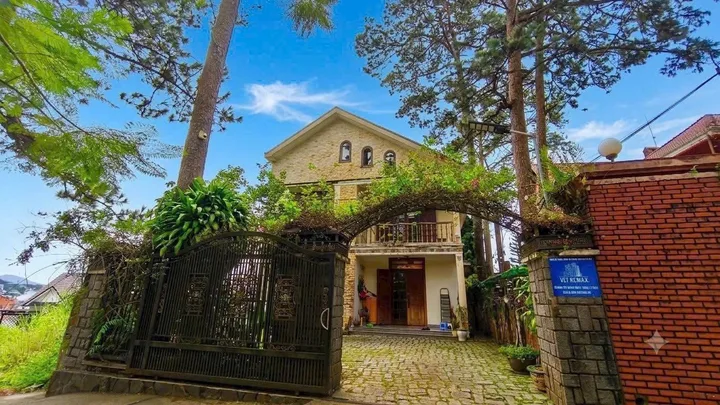 Căn villa vị trí độc lạ nằm giữa rừng thông xanh, ngay đầu đèo pren cửa ngõ thành phố ngàn hoa