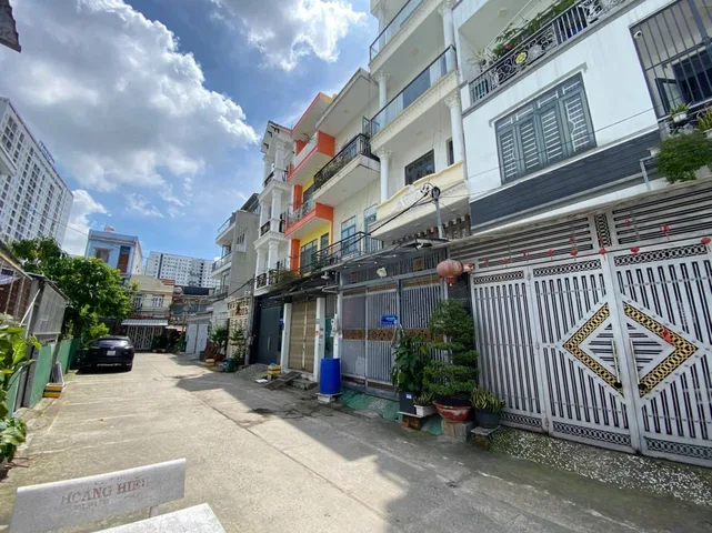 Bán Nhà 3 tầng. 65m2. Ngang 5.5m. Đường rộng 12m. Kế Trường Nguyễn thị định. Tân thới nhất