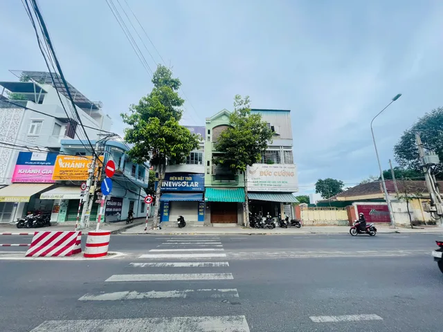 Nhà mặt tiền Lê Hồng Phong ko dính dãi phân cách. Dt 82.9m2. Giá 10ty