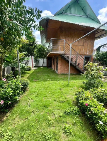 Cho thuê nhà vườn dt200m2, có 2pn, còn lại sân vườn, nhà có lầu tiền chế.