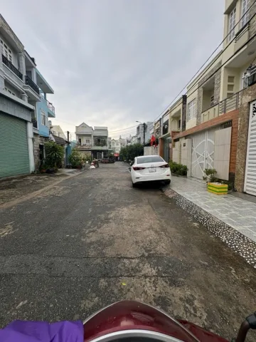 NHÀ 3 TẦNG, HẺM XE HƠI ĐUA NHAU, NGAY VÒNG XOAY PHÚ HỮU.