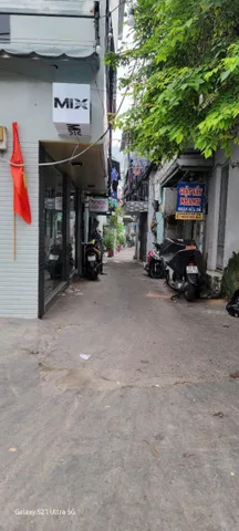 +Vị trí đẹp: hẻm 3m thông ra kênh tân hoá, gần chợ  , gần trường các cấp.