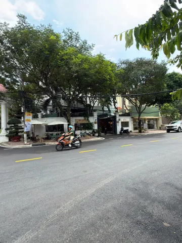 Bán biệt thự 1000m2 - 3 mặt tiền - 1 hầm 5 tầng : 112 Nguyễn Văn Hưởng , Thảo Điền