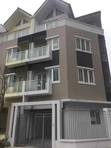 Cho thuê nhà liền kề A10 Nguyễn Chánh, lô góc MT 5m. DT 100m2*4T, thang máy. Giá 50tr/th