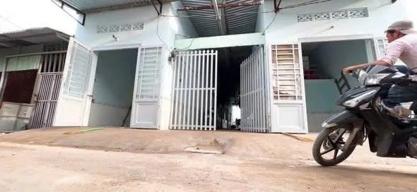 Nhà trọ ngộp ngay KCN Hoàng gia, xã mỹ hạnh nam, dt 10x20 thu nhập 20 triệu tháng giá 2ty2