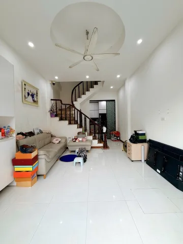 Bán nhà Kim Giang – Giá 8.8 tỷ – DT 45m² x 4 tầng – MT 3.9m – Ô tô tránh, vào nhà – Ngõ thông kinh doanh tốt