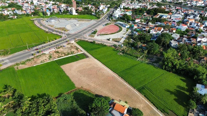 Bán đất phường Ninh Hòa 187,9m² có 148,7m² đất ở, gần quảng trường, giá 2,231 tỷ