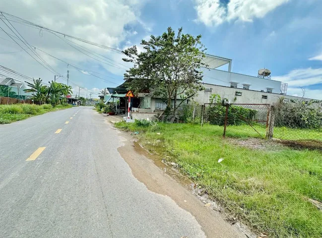 CHÍNH CHỦ KẸT TIỀN BÁN GẤP 300M2 ĐẤT, MT NHỰA NGAY SÁT TR.HỌC CHỢ DÂN ĐÔNG GIÁ 650TR