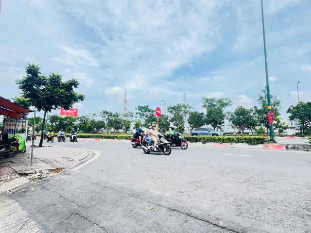 KHÁCH SẠN NGAY PHẠM VĂN ĐỒNG- P. HIỆP BÌNH CHÁNH - CÓ DT: 162m2(5.5 x 29m)- THANG MÁY - THU NHÂP 200TR/THÁNG ! THƯƠNG LƯỢNG TỐT.