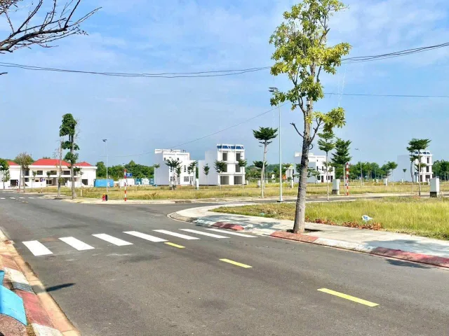 Cắt lỗ bán trong khu Tái Định cư Sonadezi Châu Đức 100m2/999tr,sổ sẳn,ra biển 5 phút .Lh 0906 364523