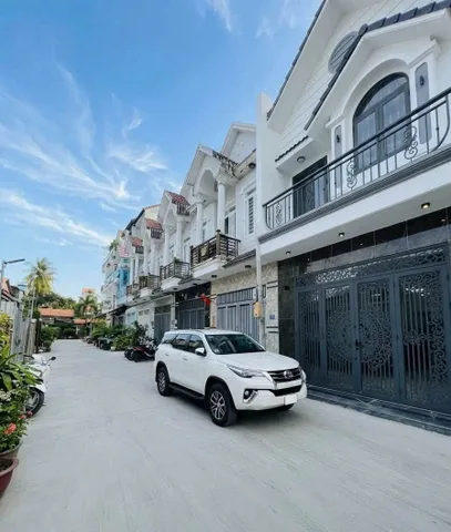 Nhà 3 phòng ngủ - 4,9M x 11M - giá 5,96 tỷ - xây dựng 2 lầu + sân thượng - đường Huỳnh Tấn Phát - Nhà Bè - tp.HCM