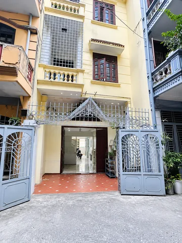 Cho thuê nhà ngõ 850 ĐƯỜNG LÁNG , Đống Đa . 20 triệu/tháng. Ưu tiên: Hộ Gia Đình, KD Onl, Văn Phòng. Ngõ oto qua lại.