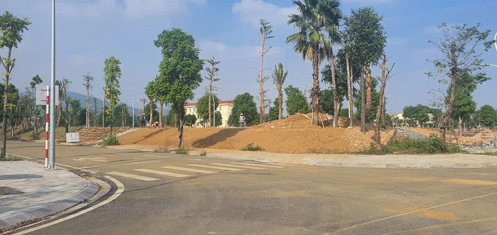 Bán Đất 262m2 có sẵn 90 m2 thổ cư giá 5.6 tỷ tại Xã Hòa Sơn Huyện Lương Sơn Hòa Bình