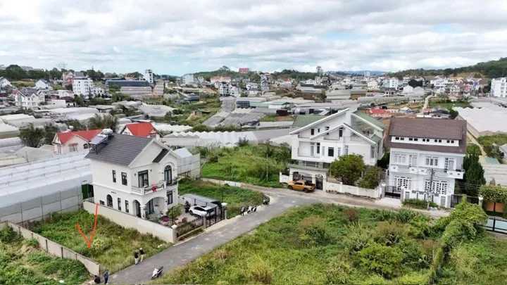 Bán căn villa gần Thung Lũng Tình Yêu. khu yên tĩnh mát mẻ đường sá bằng phẳng đáng nghỉ dưỡng