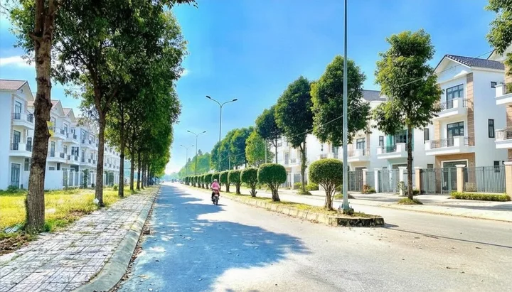 Cần bán đất thổ cư 200m2 trục chính đối diện chợ có sổ hồng cá nhân, hỗ trợ vay ngân hàng.