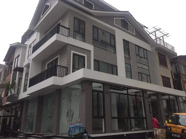 Cho thuê nhà liền kề A10 Nguyễn Chánh, lô góc MT 5m. DT 100m2*4T, thang máy. Giá 50tr/th