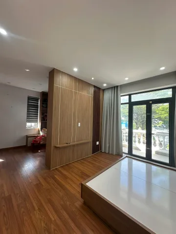 Bán nhà đẹp Bưng Ông Thoàn, giá bán 17,6 tỷ, 2 mặt tiền đường rộng 20m, sổ hồng, giá tốt