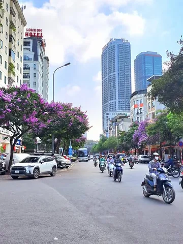 Cho thuê 400m sử dụng mặt bằng kinh doanh mặt phố Khúc Thừa Dụ Cầu Giấy