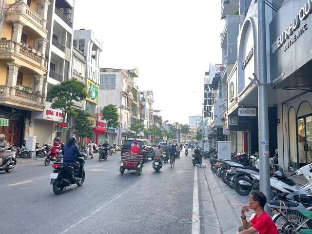 Cho thuê nhà MT: 4m  DT: 130m2 phố Lê Lợi, nhận diện tốt có vỉa hè đoạn đẹp.