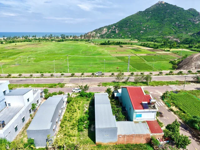 ĐỐI DIỆN KDL TÂN THANH, 1 PHÚT CHẠM BÃI TẮM, VỊ TRÍ VÀNG ĐỂ KINH DOANH DU LỊCH, ĐẦU TƯ, 250M2, FULL THỔ CƯ, GIÁ 2,X TỶ