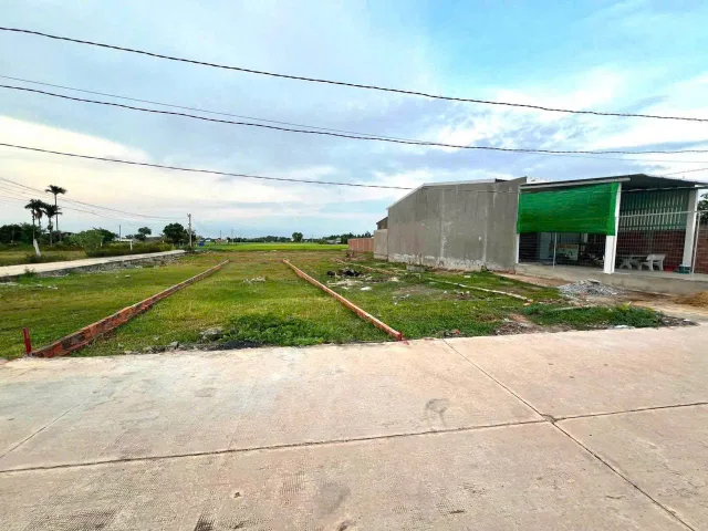 Đất nằm 1 sẹc đường Hồ Chí Minh, ngay bệnh viện Hậu Nghĩa, 5x24 giá ngợp chỉ có 695tr, đường bê tông thông 5m