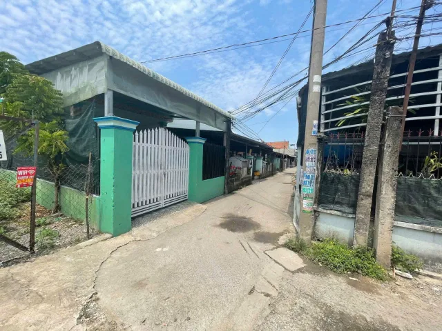 Bán nhà nguyên căn và 6 phòng trọ đang tại xã Đức Hòa Đông, tổng 298m2, thu nhập 11 triệu