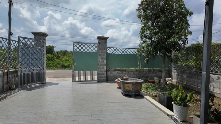 Nhà Mới Mái Thái 10x32m, 4 Phòng Ngủ, Góc 2 Mặt Tiền Đường Nhựa Nội thất gỗ đỏ – Hòa Long giá 5 tỷ 350