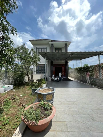 Nhà Mới Mái Thái 10x32m, 4 Phòng Ngủ, Góc 2 Mặt Tiền Đường Nhựa Nội thất gỗ đỏ – Hòa Long giá 5 tỷ 350