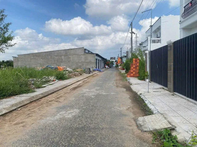 Bán Đất 95.1m2 có sẵn 95.1 m2 thổ cư giá 770 triệu gần sân bóng đá Ngôi Sao phường 8 nay là phường Tân Hạnh, Vĩnh Long