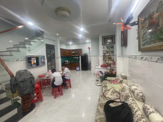 🔥 BÁN NHÀ BÙI THế mỹ– P.10, TÂN BÌNH – NHÀ ĐẸP, GIÁ TỐT 🔥 🏡 Địa chỉ: 18/7/7D Bùi Thế Mỹ i, P.10, Q. Tân Bình, TP.HCM. 📐 Diện tích: 5,8m × 17m 🏠 Kết cấu: 1 trệt, 2 lầu, sân thượng. 🛏️ Công năng: 4 phòng ngủ,1 phòng ngủ tầng trật, phòng khách rộng rãi, bếp