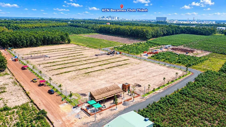 Định cư cần ra gấp lô ngay Lê Duẩn, sát vách quán CF sân vườn, giá 600tr 500m2. Cách Becamex chỉ 4p di chuyển, ra trung tâm Chơn Thành cũng 4p di chuyển.