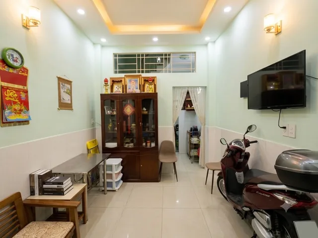 + Hẻm ô+ Vị trí trung tâm: Gần Nguyễn Trãi, Trần Hưng Đạo, An Dương Vương, Võ Văn Kiệt; thuận tiện chợ, trường học, bệnh viện, công viên và các tiện ích xung quanh. tô • Kinh doanh • Giáp mặt tiền Nguyễn Văn Cừ
