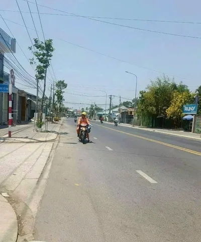 Chủ về Bắc nên để lại lô đất sào đẹp ngay chợ trừ Văn thố, các khu công nghiệp bảo bàng 10p! Mặt tiền đường nhựa hiện hữu 12m dân cư đông đúc. Thích hợp cho anh chị kinh doanh xây nhà vườn.