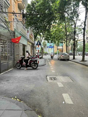 Cho thuê nhà mới xây  mặt phố Nguyên Hồng, Đống Đa, Hà Nội
