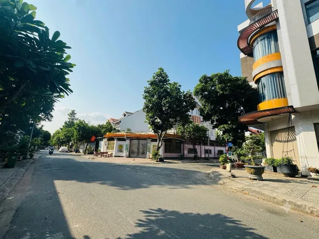Bán Nhà riêng 200m2 có sẵn 200 m2 thổ cư giá 22 tỷ tại Đường Đỗ Xuân Hợp - Chọn - Phường Phước Long TP. Hồ Chí Minh