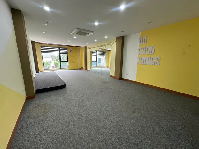 Cho thuê văn phòng gần ngã tư Vạn Phúc, 70 m2 sàn thông như ảnh