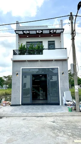 Bán nhà xây mới xã Mỹ Hạnh thuộc KDC, đường nhựa 6m, nhà 3 phòng ngủ, SHR hoàn công