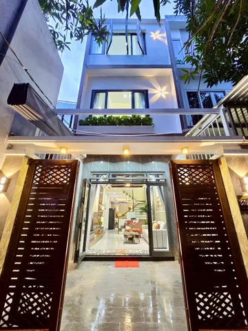 NHÀ 3 TẦNG ĐẸP NHẸ NHÀNG – TINH TẾ , CÂY XANH BAO QUANH NHÀ , CÙ CHÍNH LAN