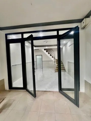 Nhà 2 tầng đúc,cạnh chi cục thuế; ngang 4m vuông vức; hẻm chuẩn bị mở; không quy hoạch
