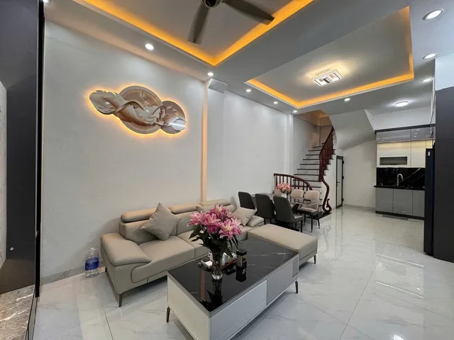 Bán Nhà Giáp Bát. Hoàng Mai. Lô Góc. DT 40m2. MT 9m. 5 Tầng. Giá 9.9 Tỷ.