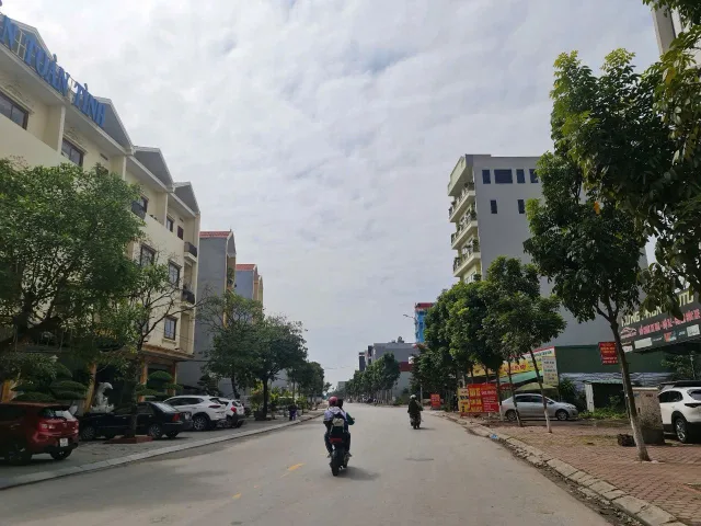 Bán đất mặt đường nguyễn quyền khu bò sơn. Cạnh hải sản toàn tình. Kinh doanh tốt. Diện tích 91.4m mặt tiền 4.5m hướng đông nam. Phường võ cường thành phố bắc ninh