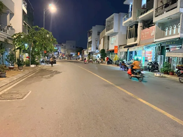 Mặt Tiền đường 16m Lạc Long Quân - Ngay Đầm Sen 5 tầng mới đẹp - Hơn 300m2 dtsd - Gấp bán 16tỷ TL.
