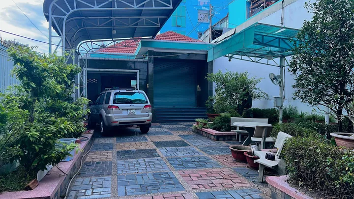 Nhà riêng 900m2 có sẵn 200m2 thổ cư (đã xây 2 căn nhà) giá 50 tỷ.