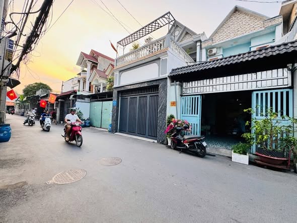 Bán Nhà riêng 100m2 trệt lầu giá 5.3 tỷ còn TL tại Đường Đoàn Thị Kia P.Dĩ An TPHCM