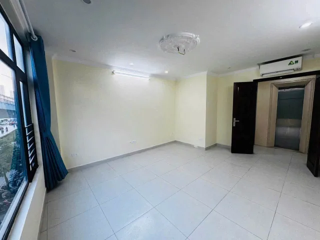 Cho thuê nhà MP Trường Chinh, Đống Đa 35m x 5.5T THANG MÁY, VỈA HÈ RỘNG giá 35 triệu