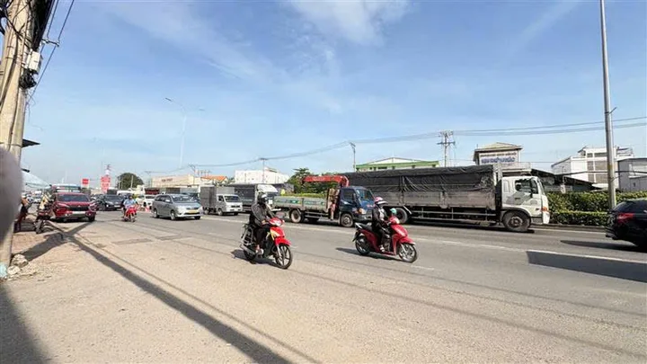 Bán Đất 10000m2 có sẵn 5000 m2 thổ cư giá 400 tỷ tại Đường Quốc Lộ 1A Phường An Phú Đông Quận 12 TP. Hồ Chí Minh