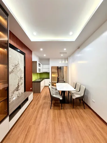 Cho thuê nhà MP Hoa Bằng, Cầu Giấy 41m x 5T NHÀ ĐẸP, KD, VỈA HÈ giá 22.5 triệu