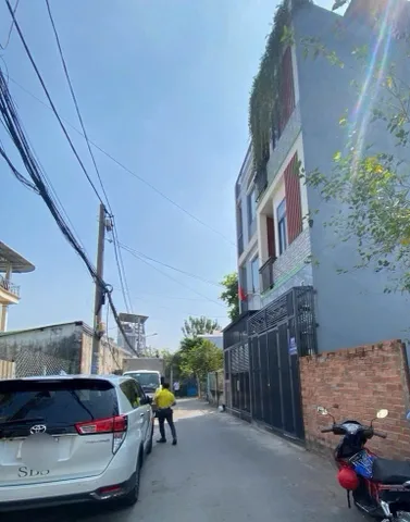 427 - NHÀ CẤP 4- ÔTÔ ĐẬU TRONG SÂN- Full THỔ CƯ- 107.2m2 Ngang 7.2m- Vuông Đẹp